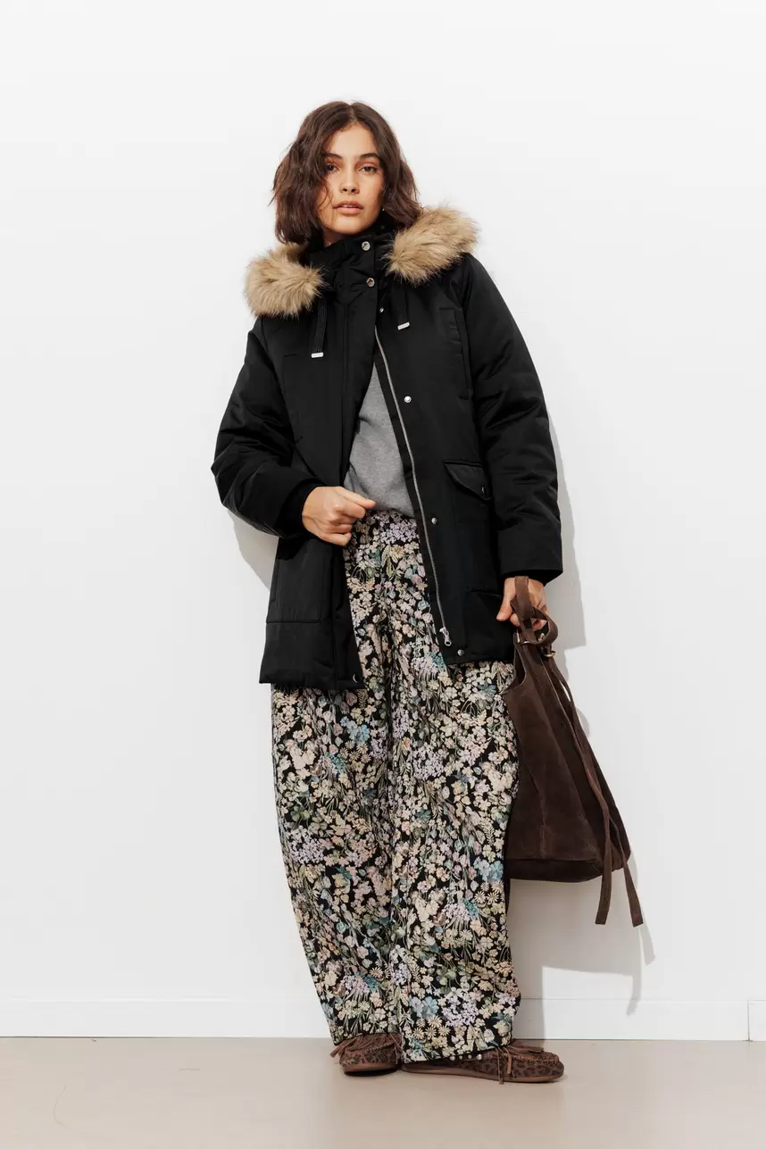 Warme Steppjacke mit Kapuze