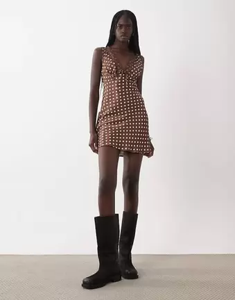 Miss Selfridge ärmelloses Satin-Minikleid im Tea-Dress-Stil mit Spitzenbesatz in Schokobraun mit Punktemuster