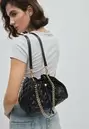 Gesteppte Beuteltasche mit Raffung