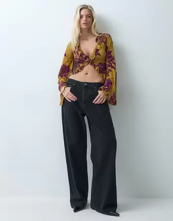 ASOS DESIGN Devore-Oberteil mit ausgestellten Ärmeln und Rüschendetail in Ocker