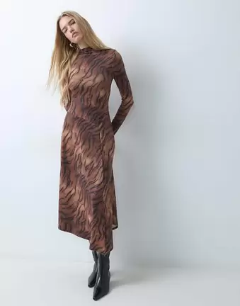 ASOS DESIGN langärmliges Midikleid mit hohem Kragen und asymmetrischem Saum im Tigerprint