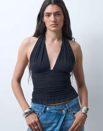COLLUSION Top mit tiefem Ausschnitt, Neckholder und Smokdetails in Schwarz