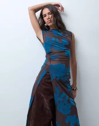 ASOS DESIGN transparentes Longline-Oberteil mit Flockblumenmuster und Schlitz in Braun
