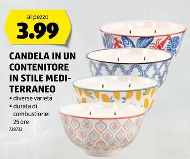 Candela in un contenitore in stile mediterraneo