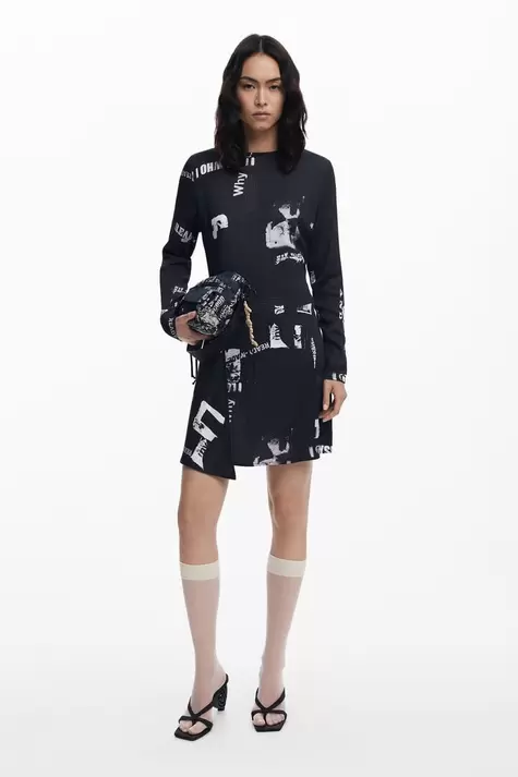 Kurzes Zeitungs-Kleid