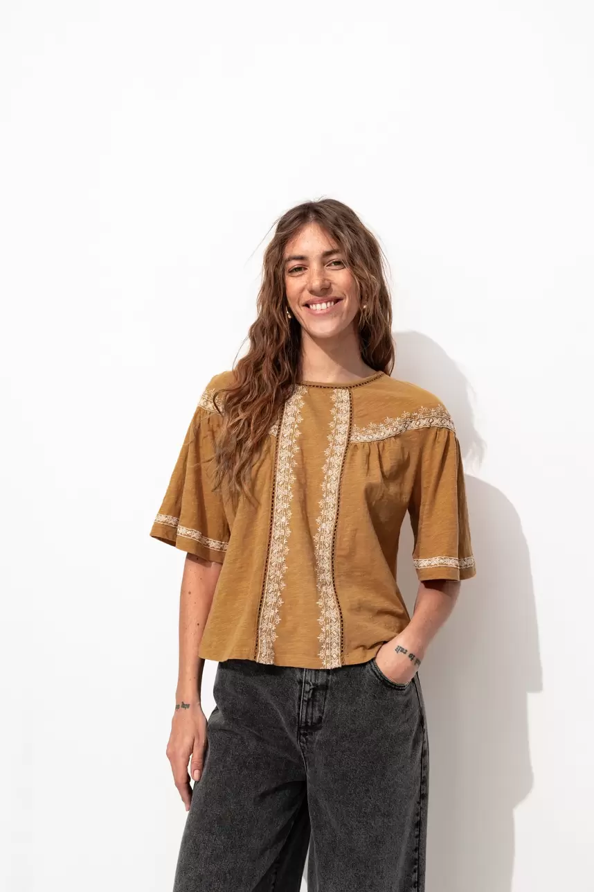 T-shirt brodé Femme