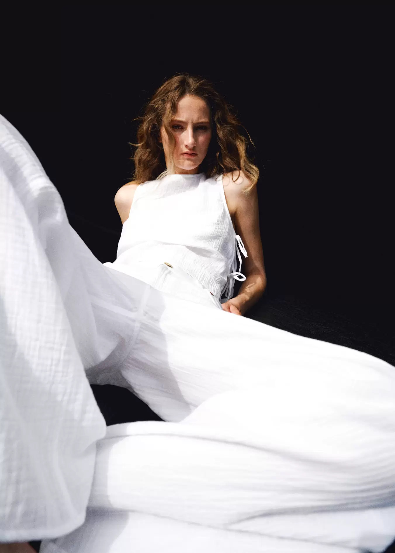Straight-leg crinkle trousers with a mid-rise