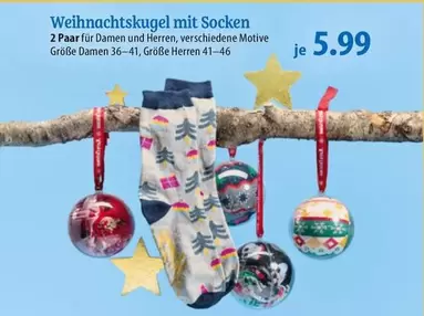 Weihnachtskugel mit Socken