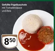 Gefüllte Paprikaschote mit Tomatensauce und Reis