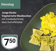 Vegetarische Maultaschen mit Zwiebelschmelz, dazu Kartoffelsalat