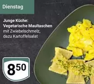 Vegetarische Maultaschen mit Zwiebelschmelz, dazu Kartoffelsalat