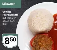 Gefüllte Paprikaschote mit Tomatensauce, dazu Reis