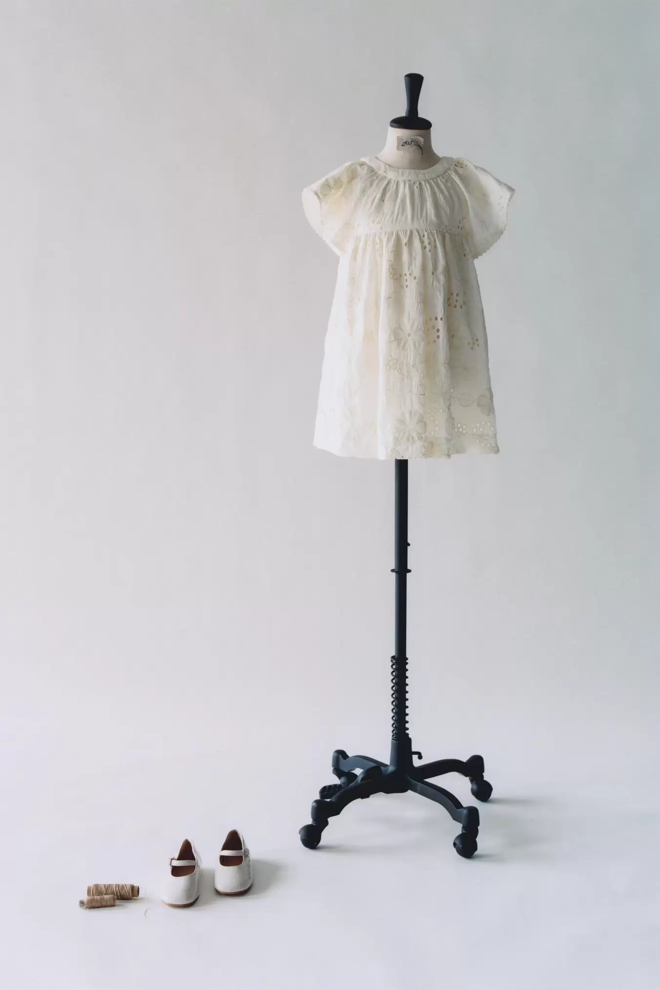 KLEID AUS ORGANZA MIT GESTICKTEN BLUMEN