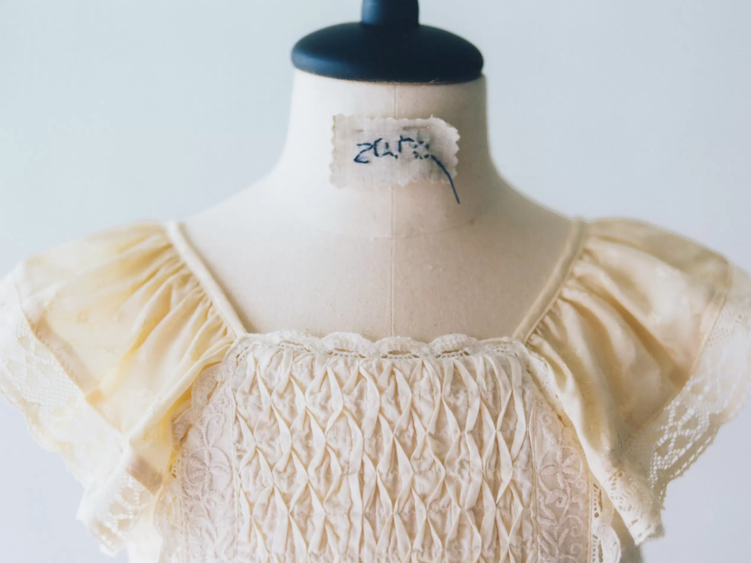 FLIESSENDES KLEID MIT JACQUARDBRUST