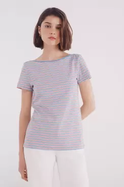 Halbtailliertes T-Shirt mit U-Boot- Ausschnitt