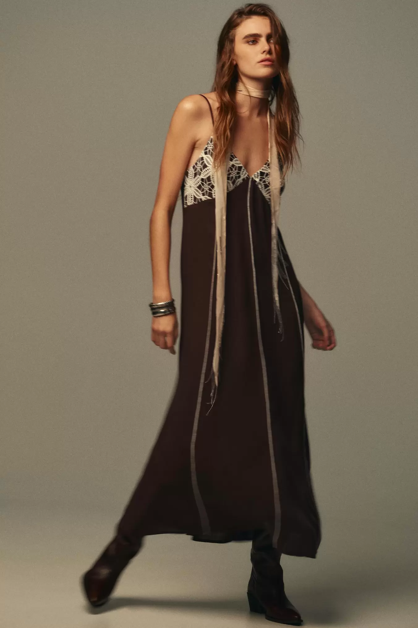 MIDI-KLEID MIT TRÄGERN UND STICKEREI