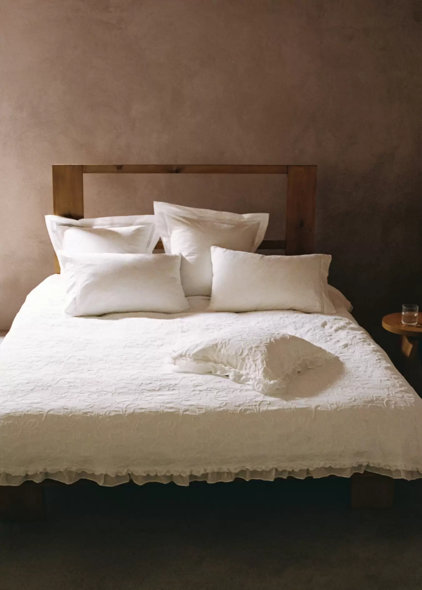 Tagesdecke aus Baumwolljacquard mit Blumenmuster und Volant, Bett 130/150 cm