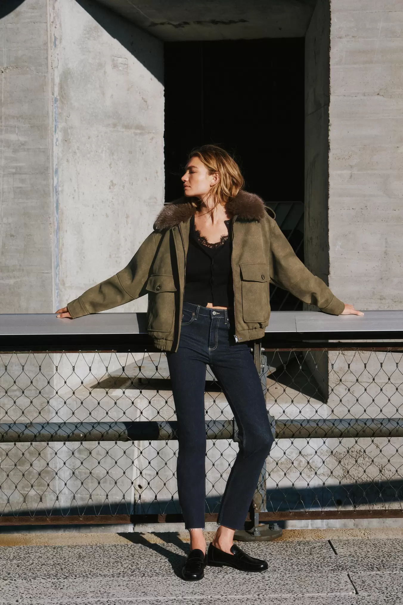 TRF CROPPED FLARE JEANS MIT HOHEM BUND