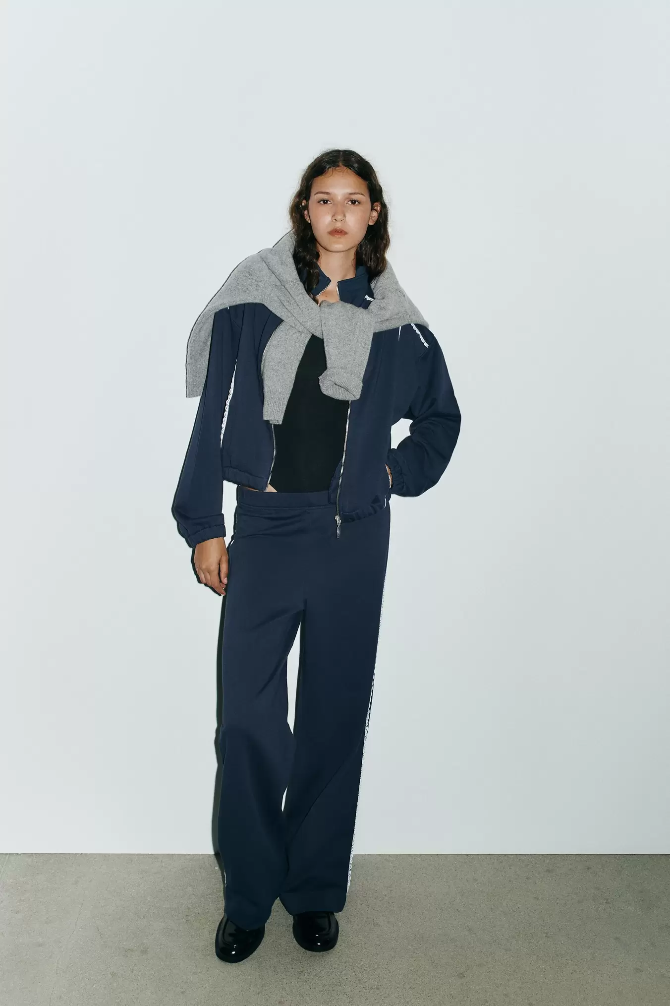 SWEATSHIRT MIT SPITZENBESATZ