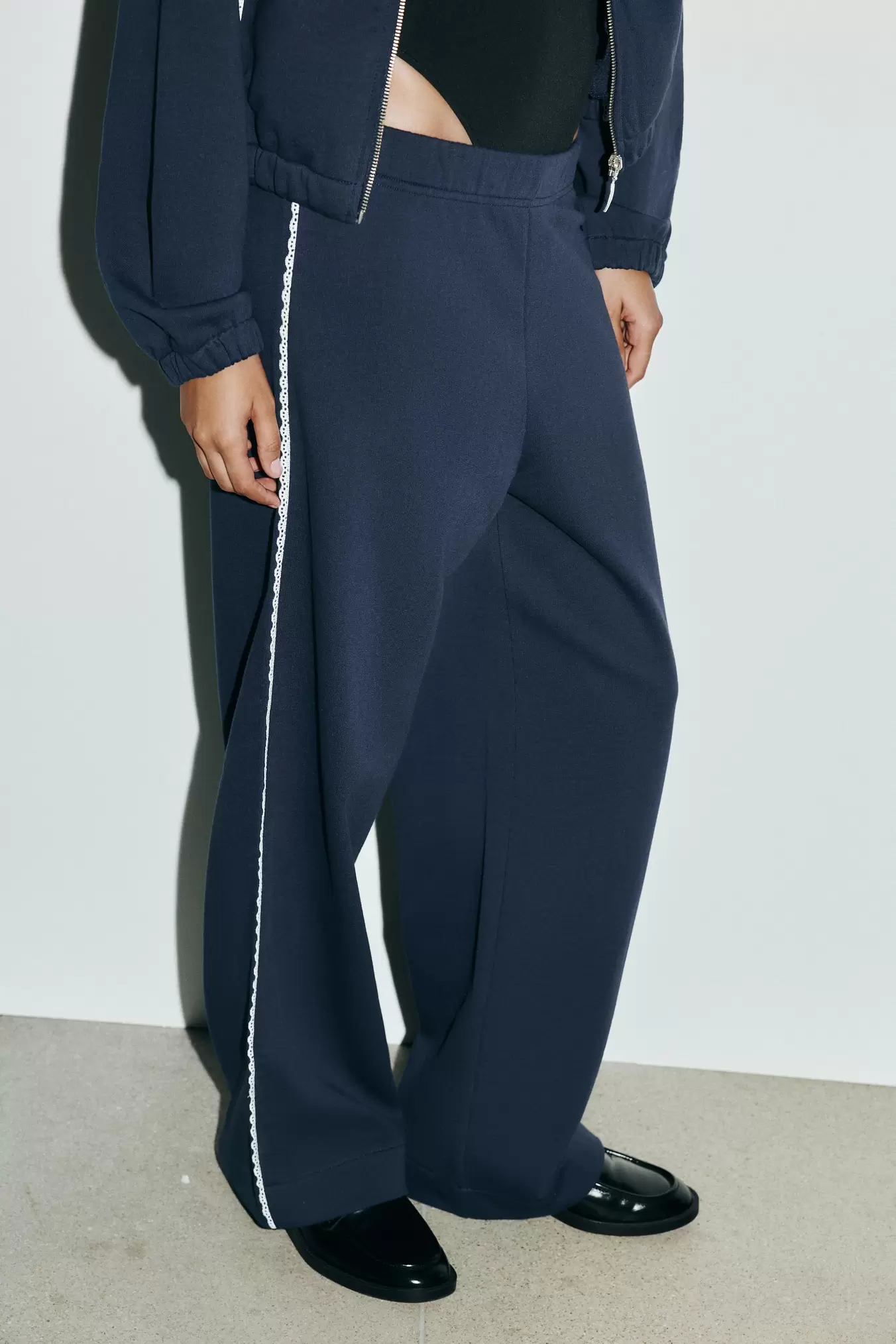 WEITE JOGGINGHOSE MIT SPITZE