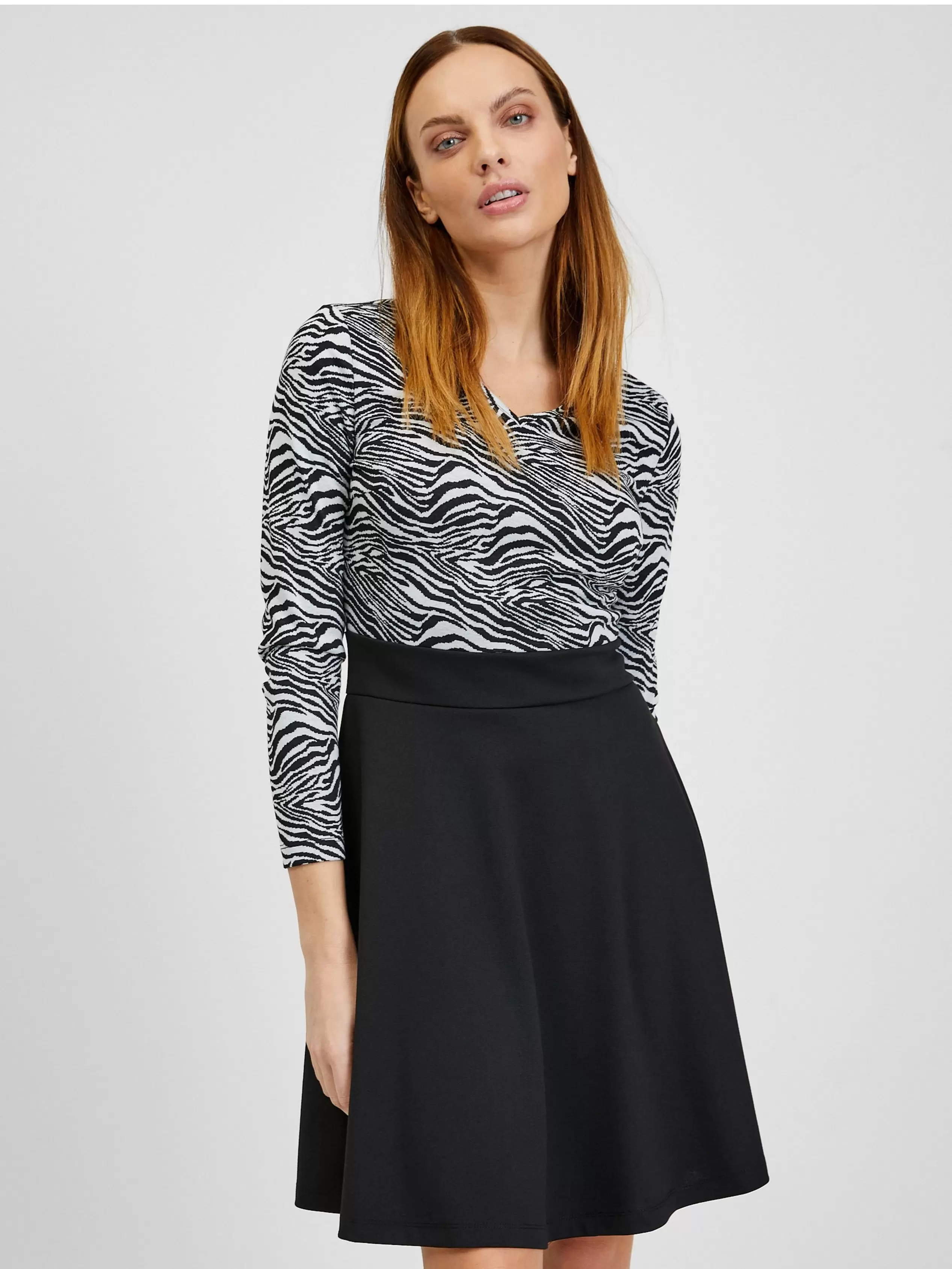 Weißes und schwarzes gemustertes Damenkleid ORSAY