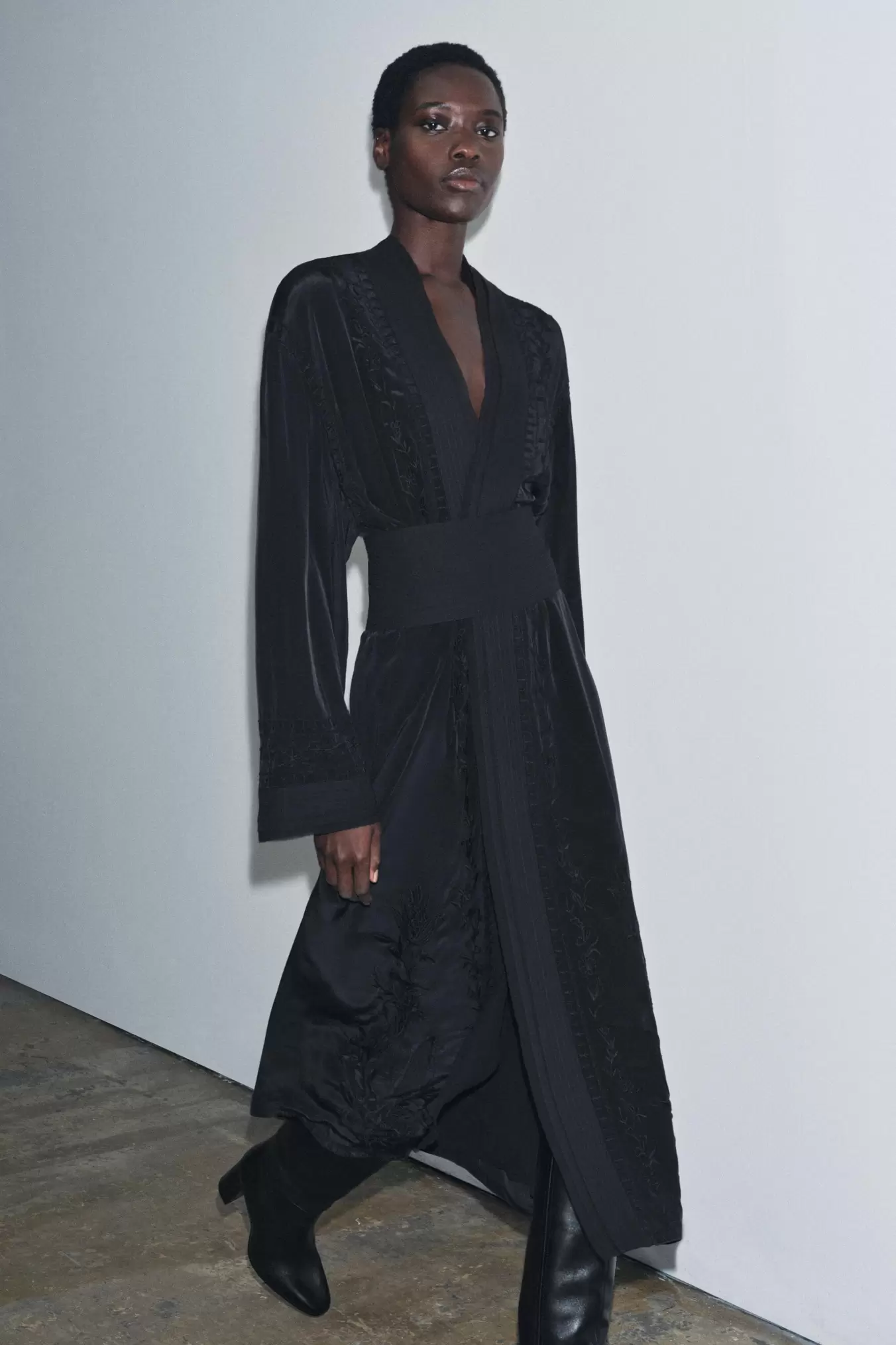 KIMONO MIT BESTICKTEM TAILLENBAND ZW COLLECTION LIMITED EDITION