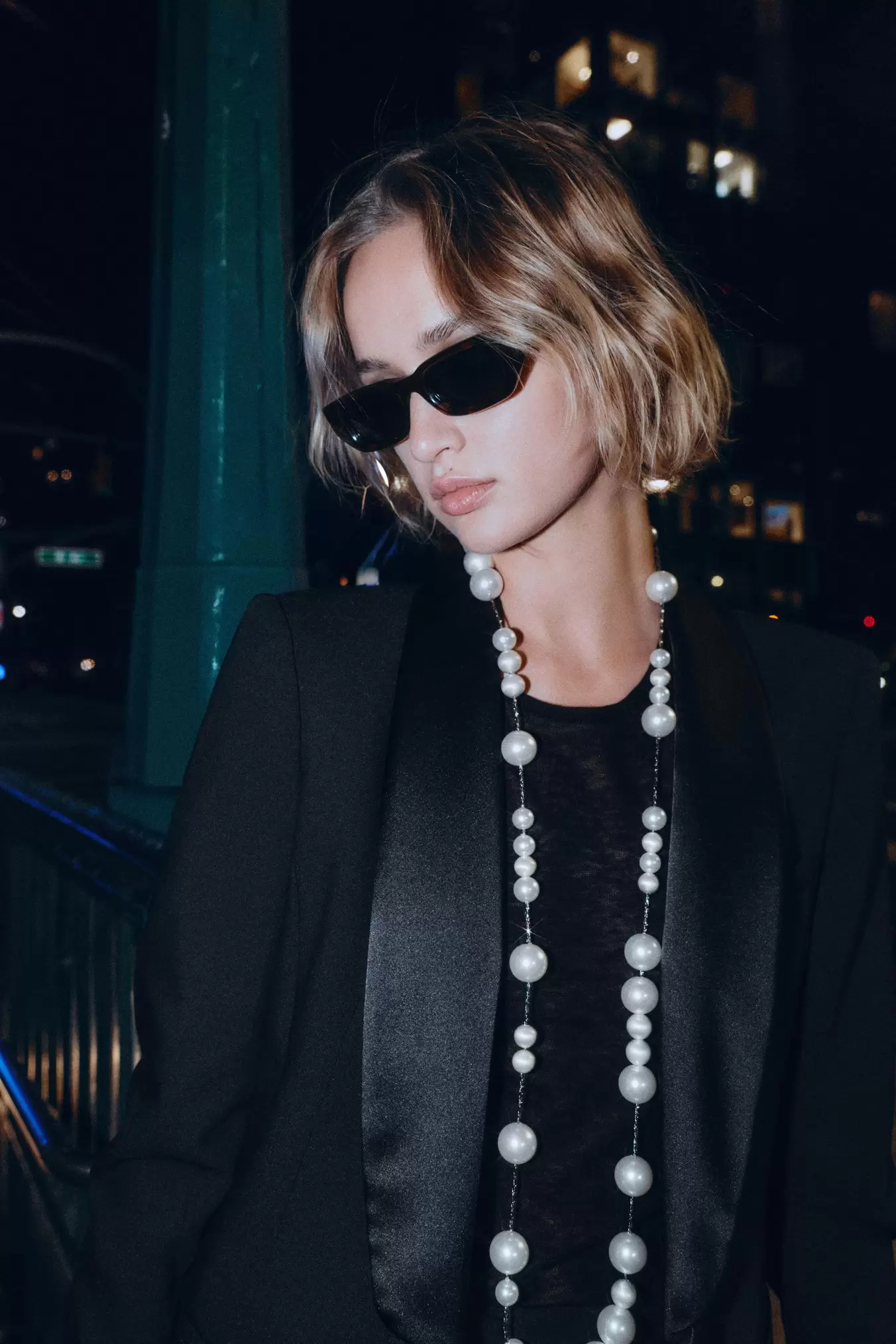 HALSKETTE MIT METALLKORDEL UND PERLEN