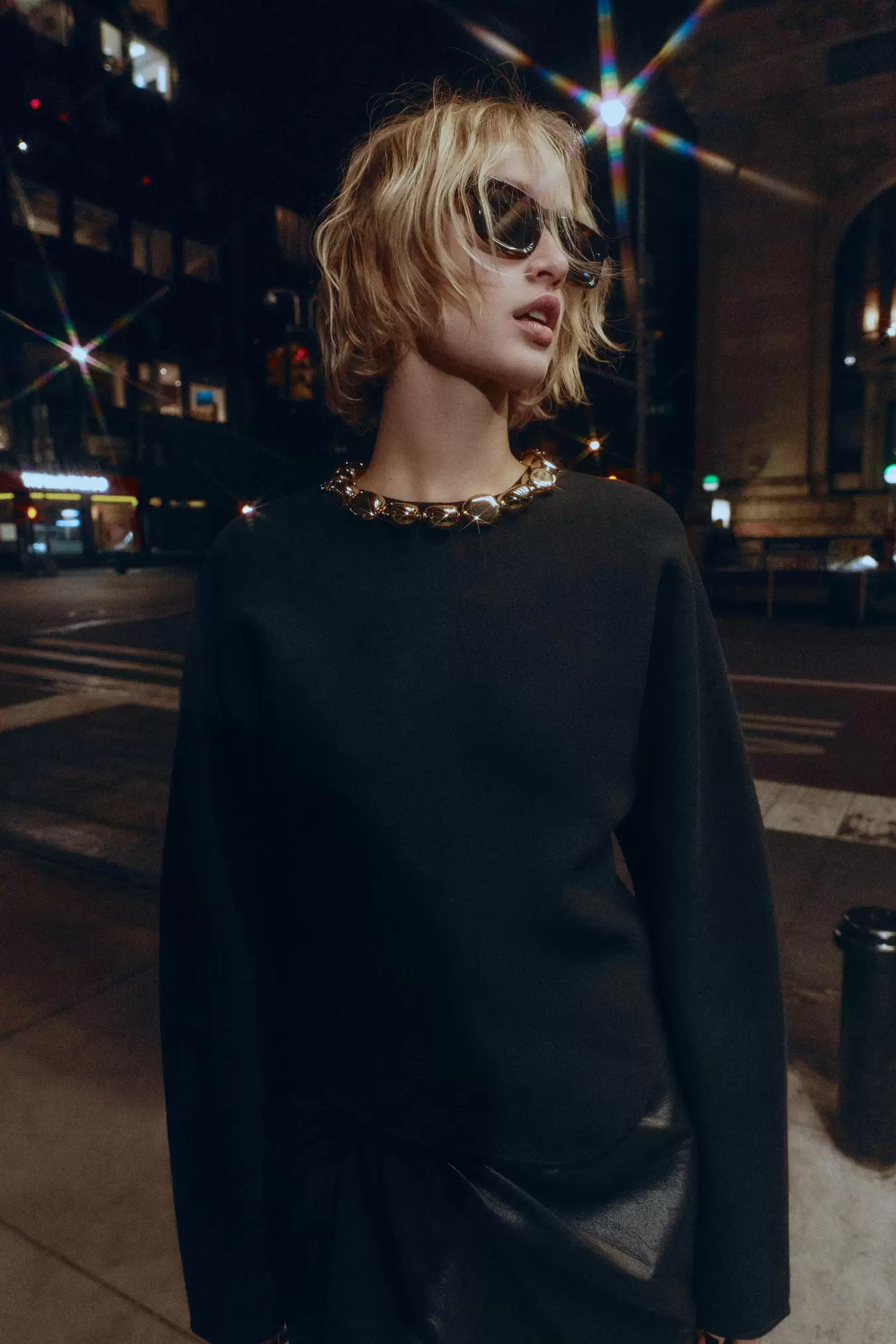 STRICKPULLOVER MIT METALLKUGELN AM KRAGEN