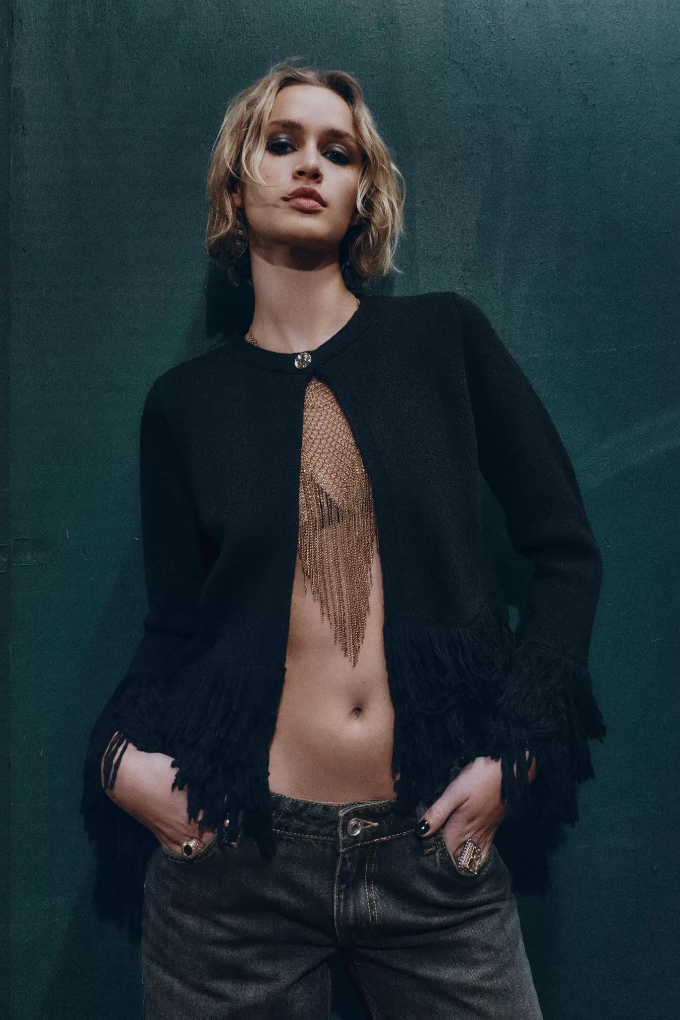 STRICKJACKE MIT FRILLEN