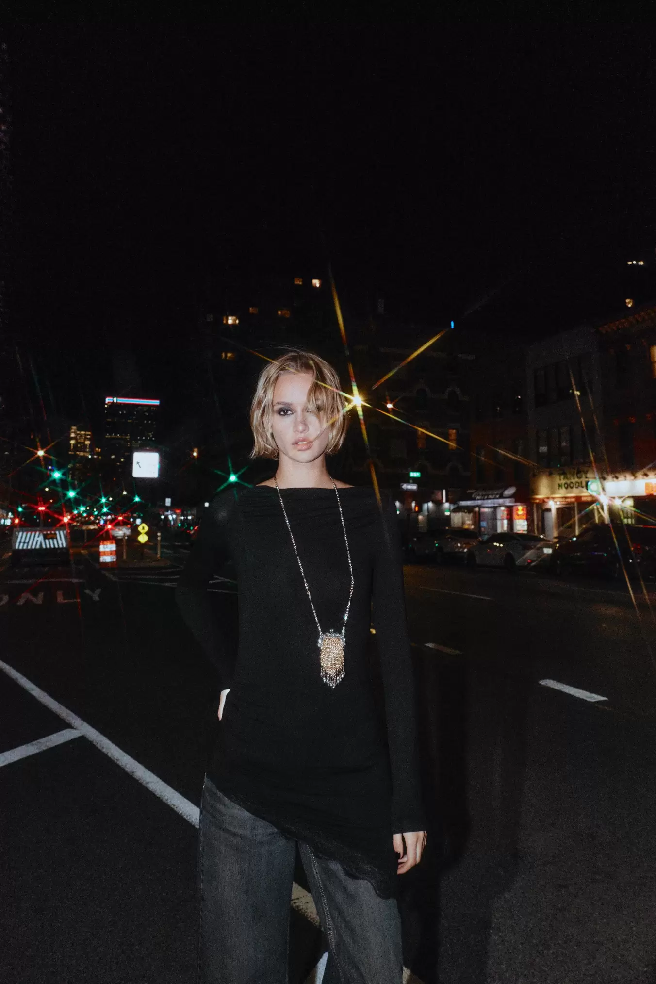 T-SHIRT MIT ASYMMETRISCHEM SAUM UND SPITZE