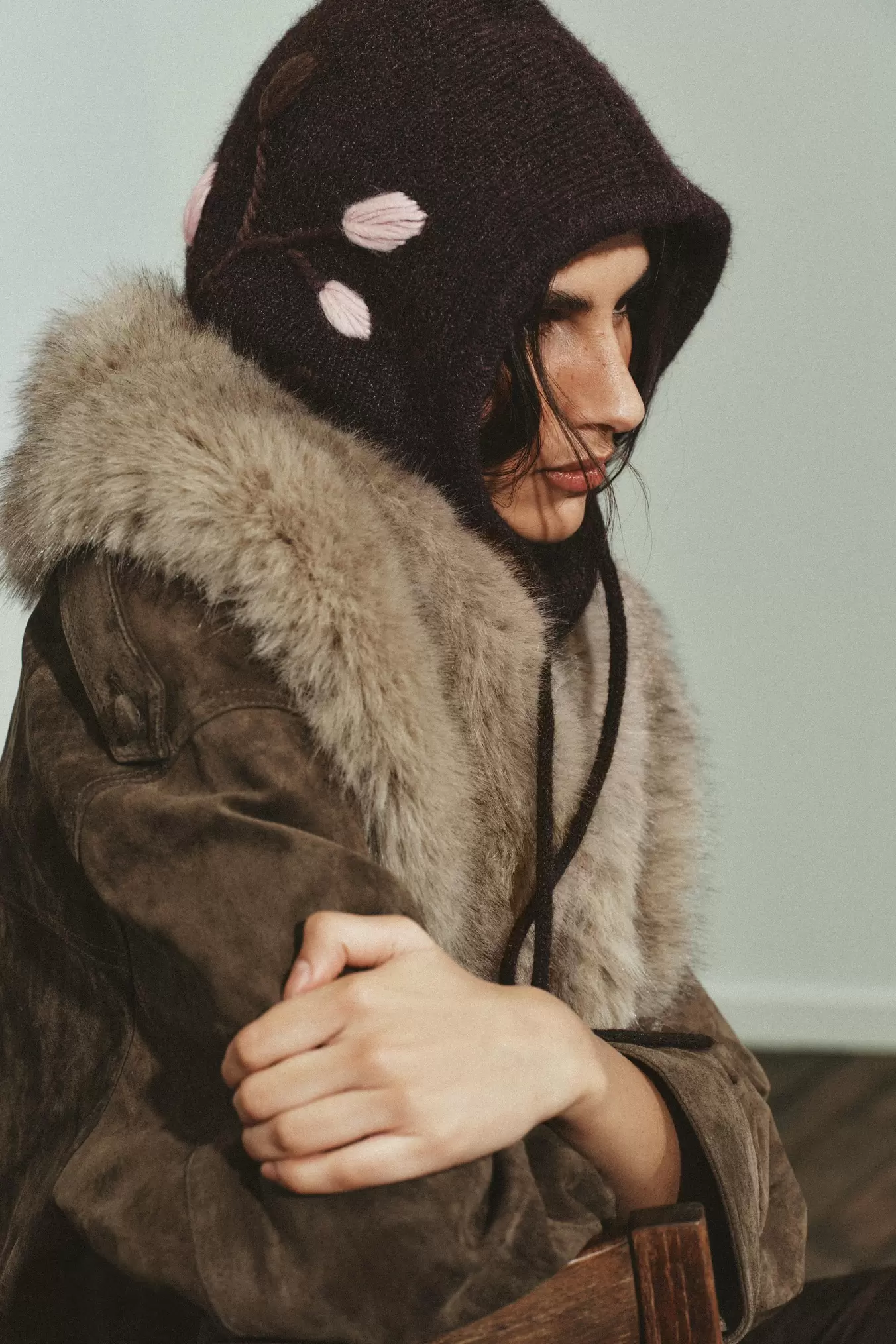 STRICKKAPUZE MIT BLUMENSTICKEREI