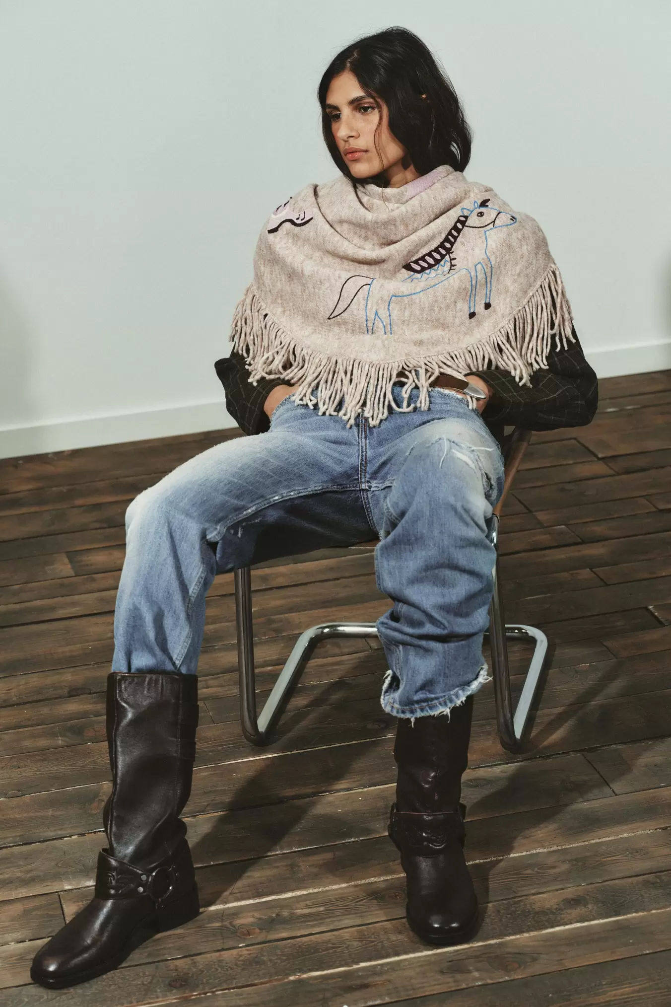 TUCH MIT STICKEREI UND FRANZEN