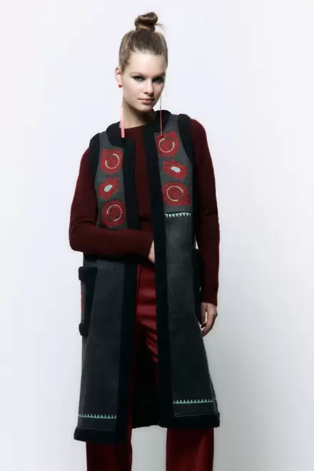 Embroidered vest  + Colours      89.99€