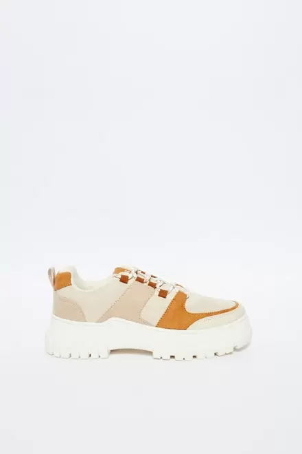 Hiking trainers  + Colours      29.99€