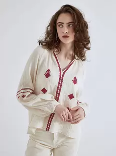 Top with broderie details
