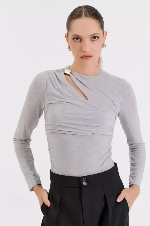 Γυναικεία Μπλούζα με Cut-Out και Μεταλλική Λεπτομέρεια
