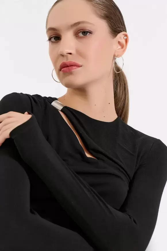 Γυναικεία Μπλούζα με Cut-Out και Μεταλλική Λεπτομέρεια
