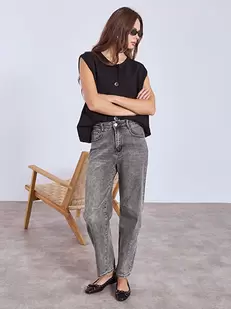 Jeans barrel cut with decorative seams