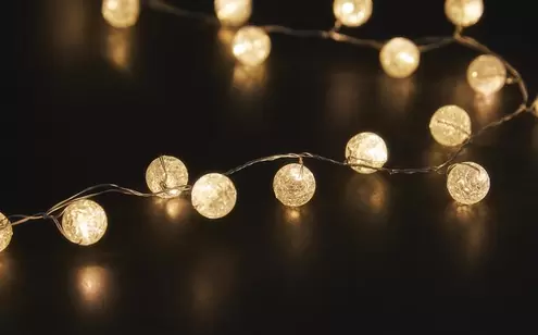 ΧΡΙΣΤΟΥΓΕΝΝΙΑΤΙΚΗ ΓΙΡΛΑΝΤΑ ΜΕ ΜΠΑΛΕΣ ΚΑΙ ΦΩΣ