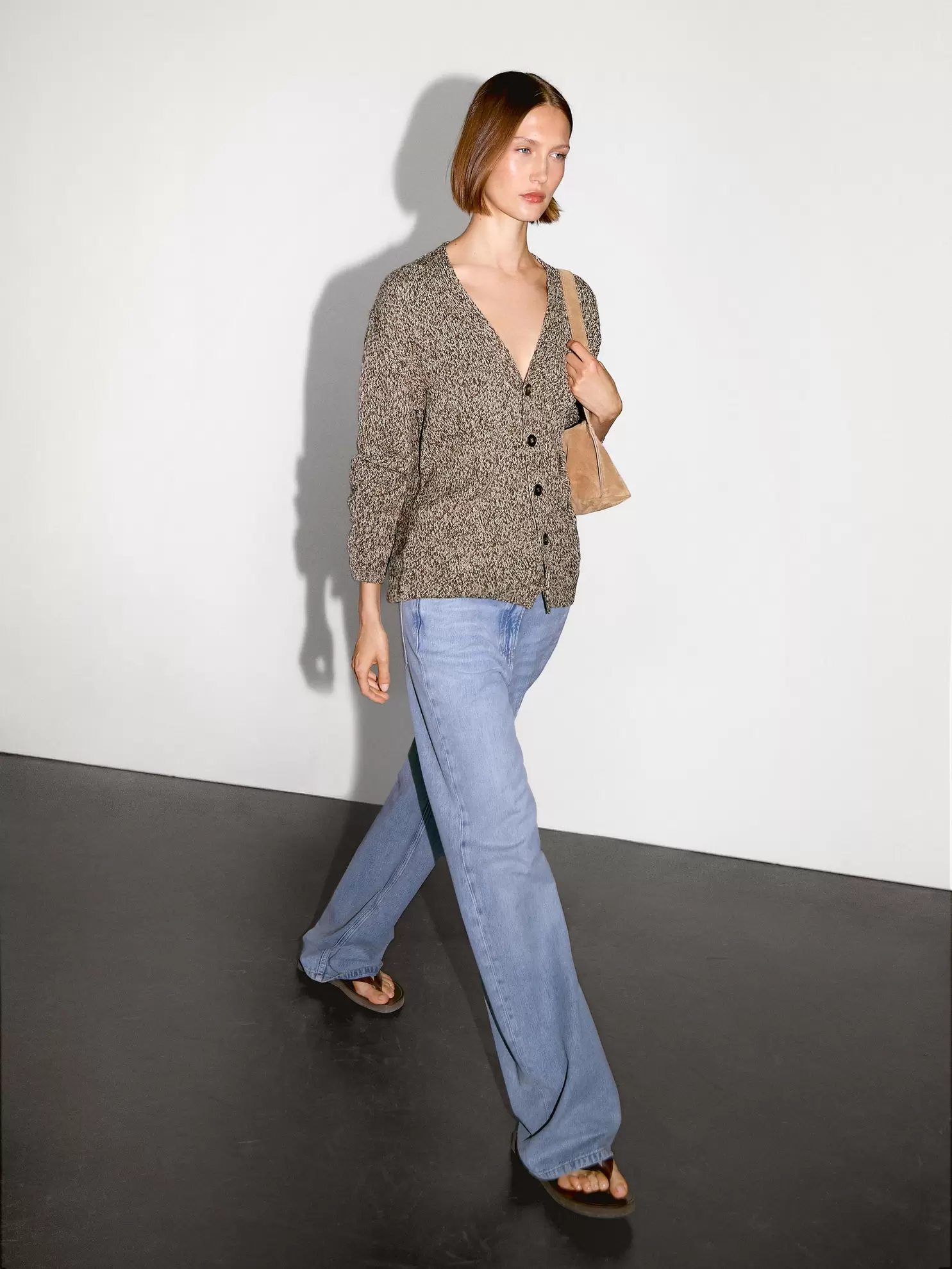 Μακριά μουλινέ ζακέτα με λαιμόκοψη V