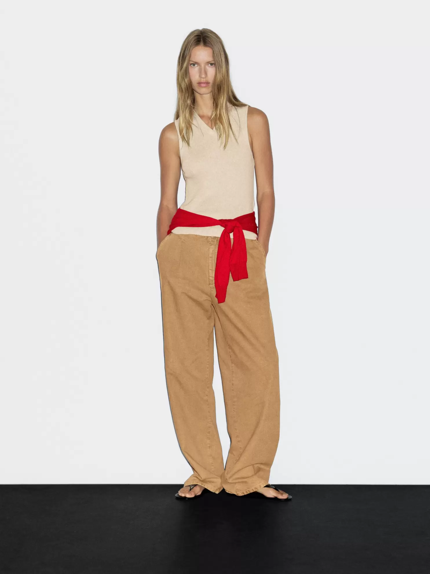 Ριμπ τοπ με λεπτομέρεια στη λαιμόκοψη