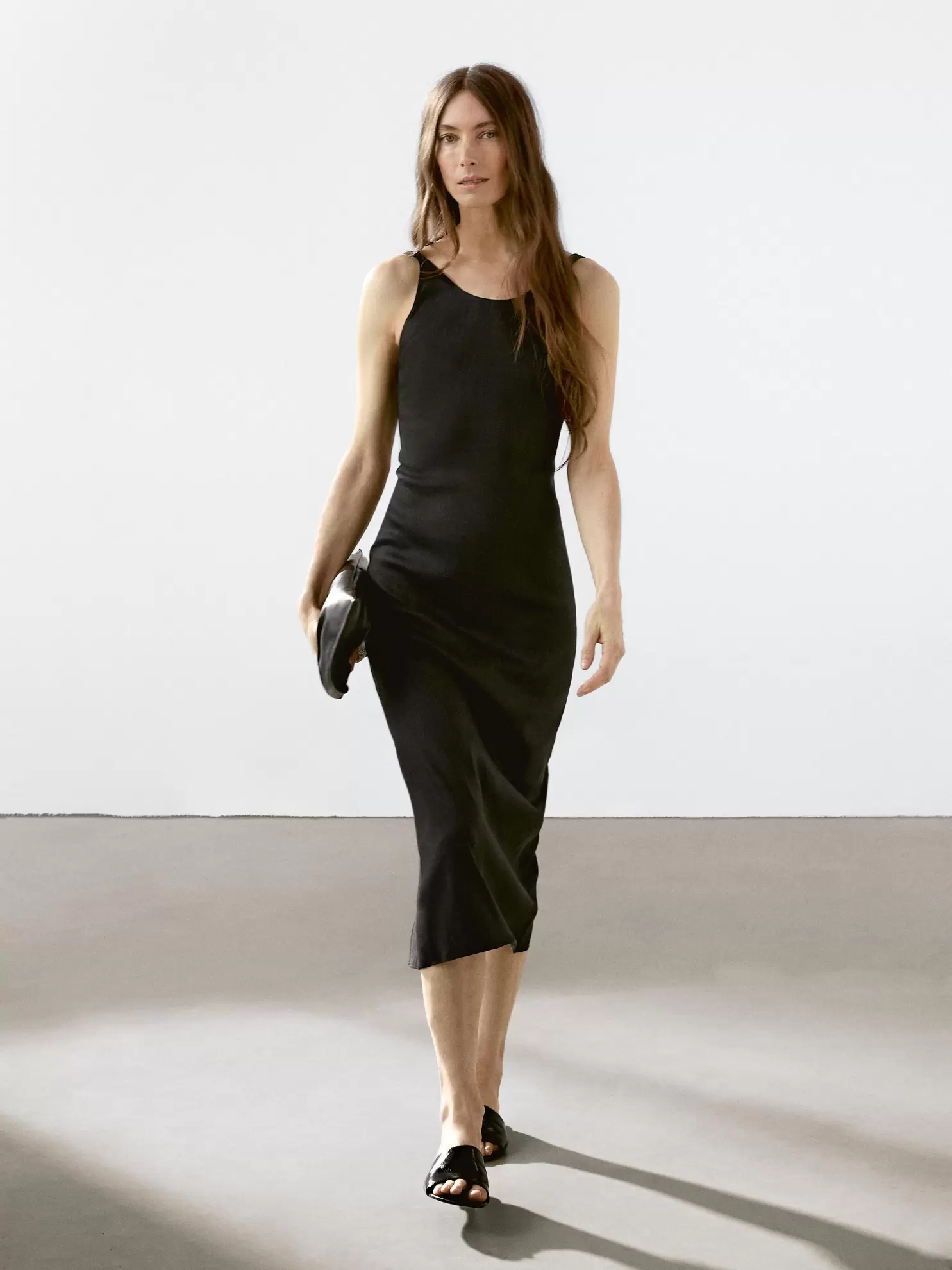 Μίντι φόρεμα με άνοιγμα στην πλάτη