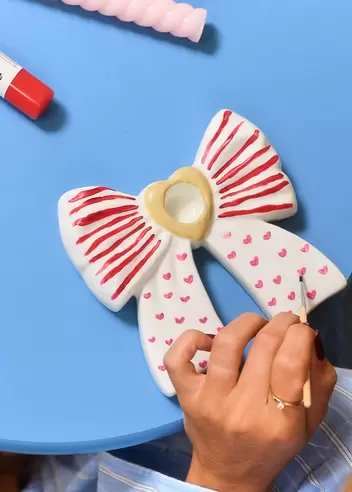 DIY ceramic bow candle holder with paint