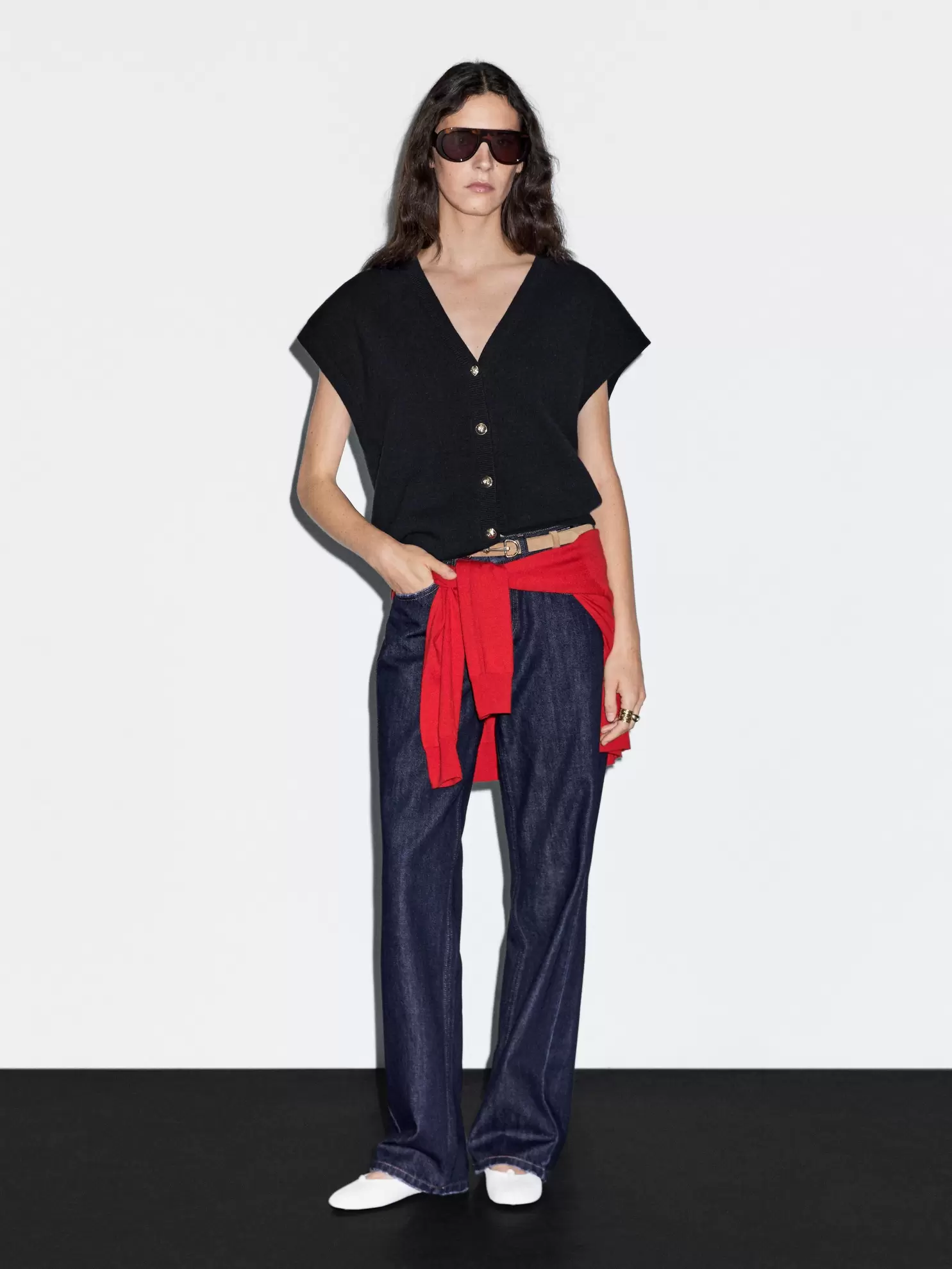 Πλεκτό γιλέκο με χρυσαφί κουμπιά