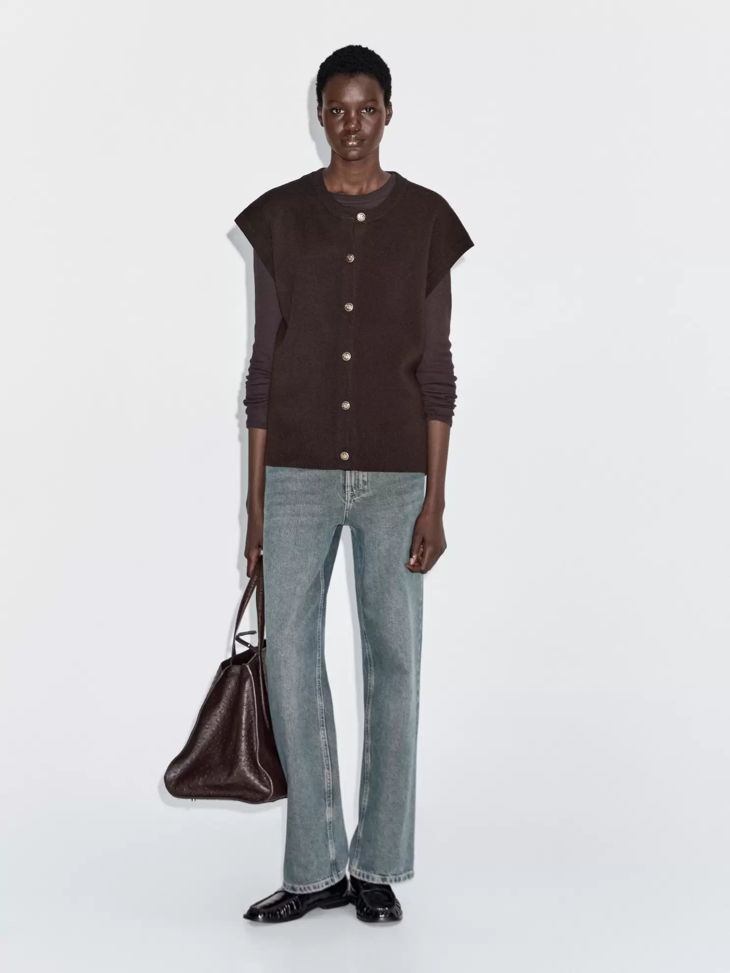 Πλεκτό γιλέκο με χρυσαφί κουμπιά