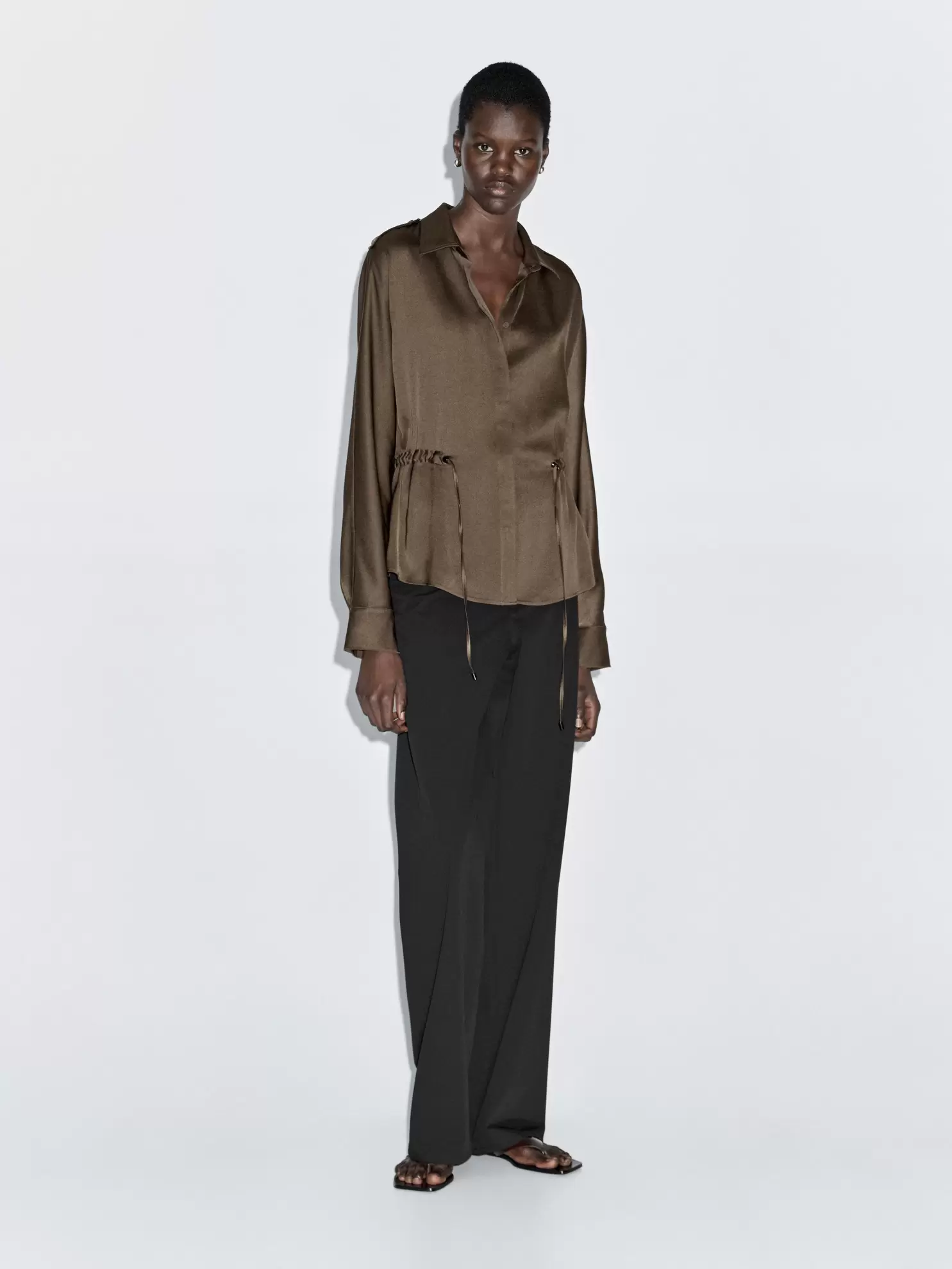 Χυτό πουκάμισο με λεπτομέρεια στη μέση