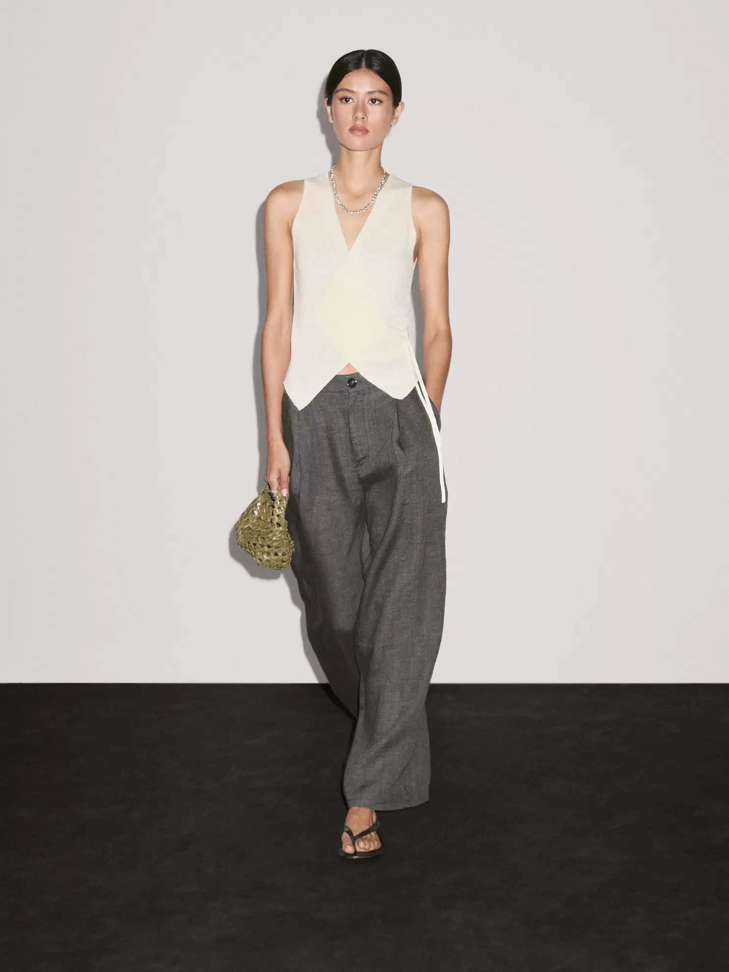 Πλεκτό σταυρωτό γιλέκο με κορδόνι