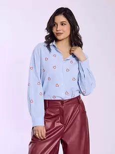 Πουκάμισο ριγέ με κεντητές καρδιές