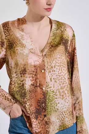 Εμπριμέ πουκάμισο με V λαιμόκοψη και μεταλλικά κουμπιά