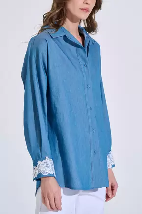 Μακρύ βαμβακερό πουκάμισο τύπου denim με δαντελένιες μανσέτες